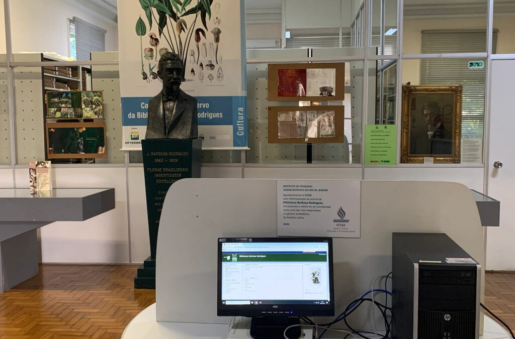 UMA BIBLIOTECA NO MEIO DO JARDIM