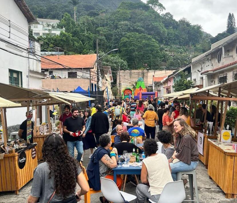 UMA PEQUENA FEIRA DE GRANDES HISTÓRIAS