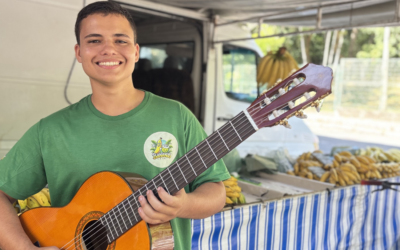 UM VIOLÃO  EMBALA A FEIRA NO HORTO